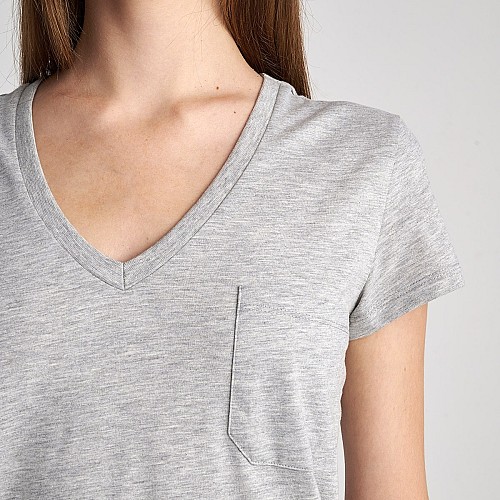 Sugarfree BASIC ΜΠΛΟΥΖΑ ΜΕ 'V' ΛΑΙΜΟΚΟΨΗ ΑΠΟ ΟΡΓΑΝΙΚΟ ΒΑΜΒΑΚΙ