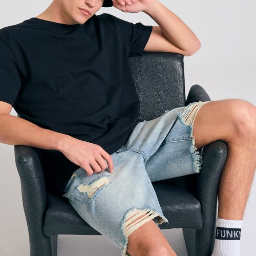 Comfort fit τζιν βερμούδα με destroyed effects