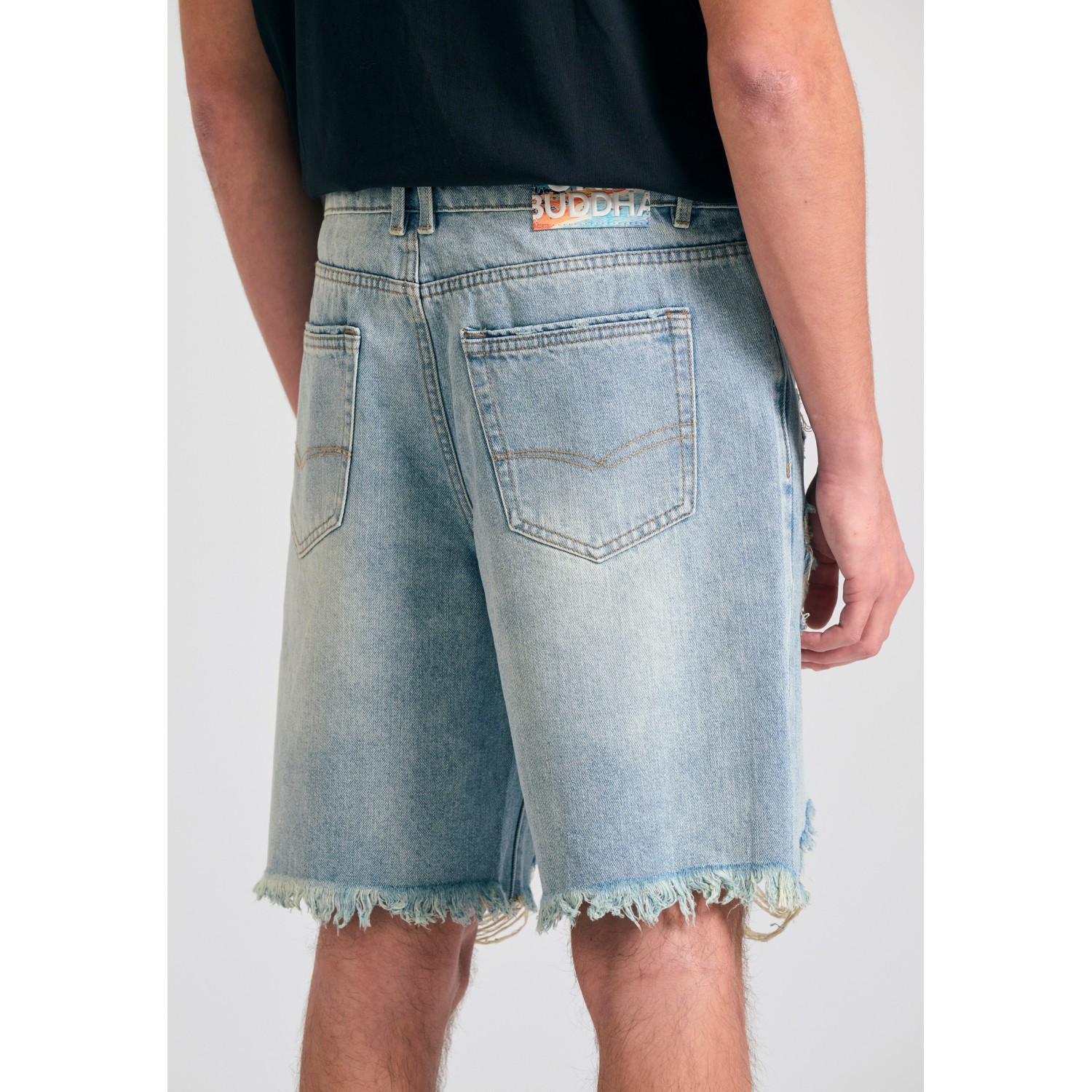 Comfort fit τζιν βερμούδα με destroyed effects