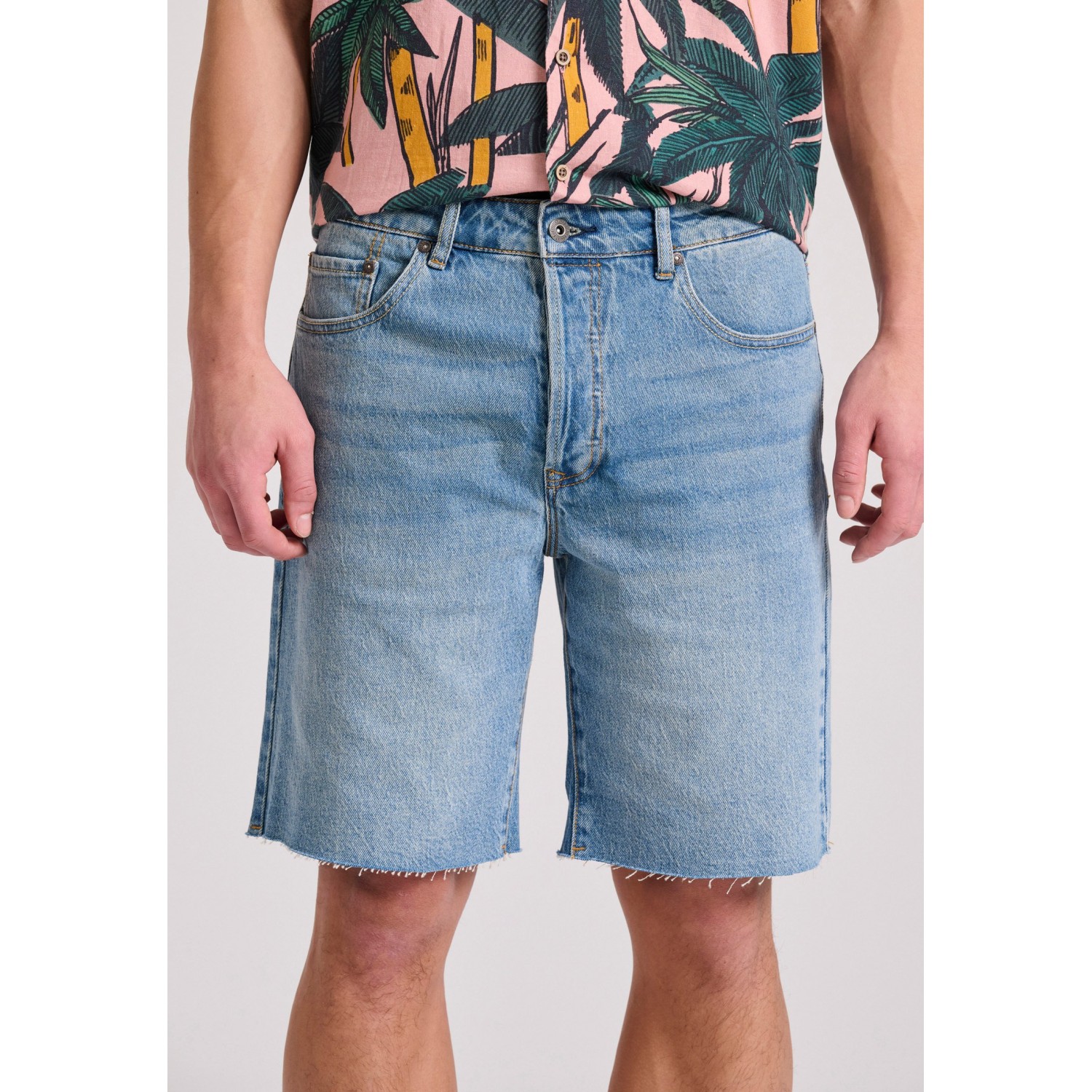 Comfort fit τζιν βερμούδα με raw edges