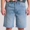 Comfort fit τζιν βερμούδα με raw edges