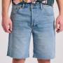 Comfort fit τζιν βερμούδα με raw edges