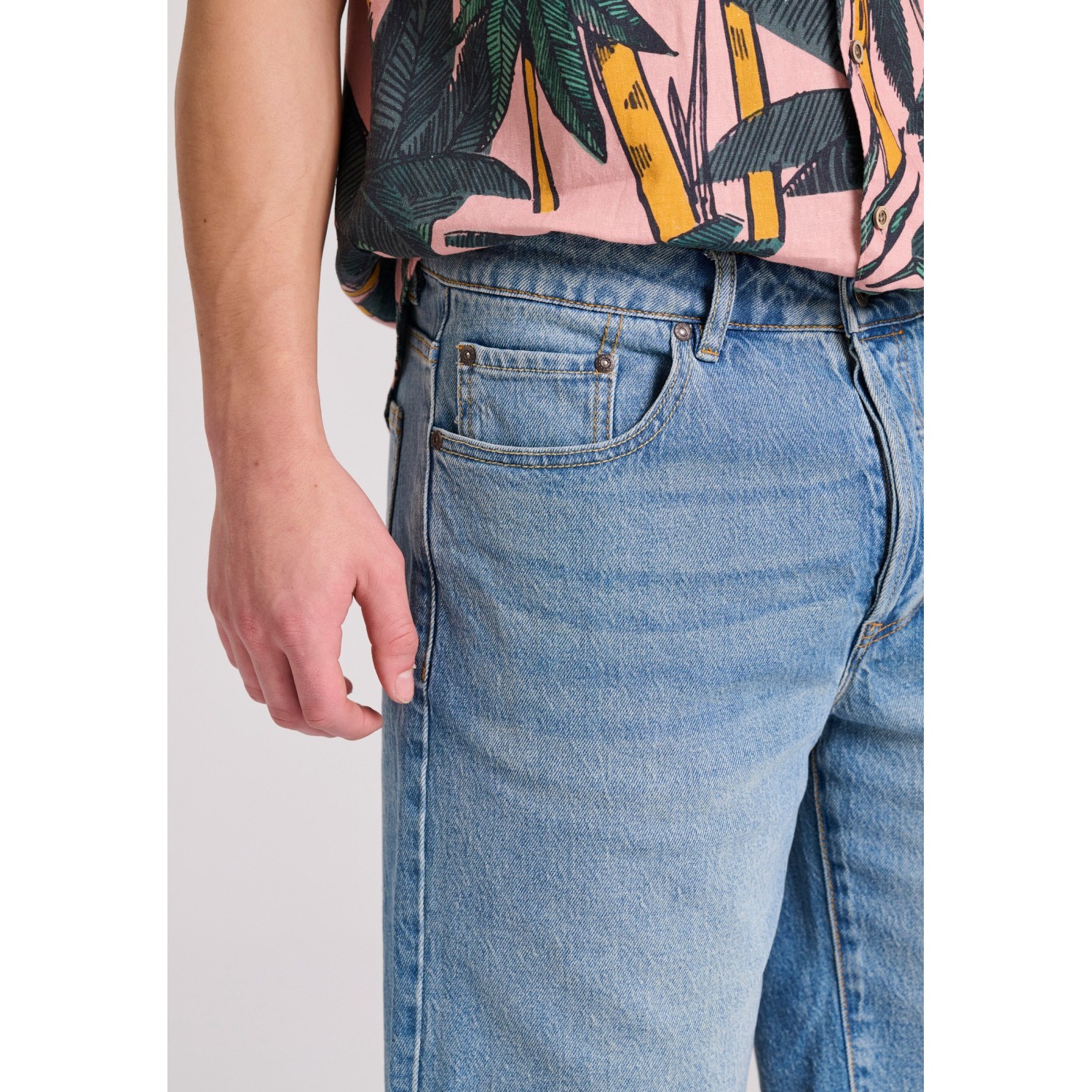 Comfort fit τζιν βερμούδα με raw edges