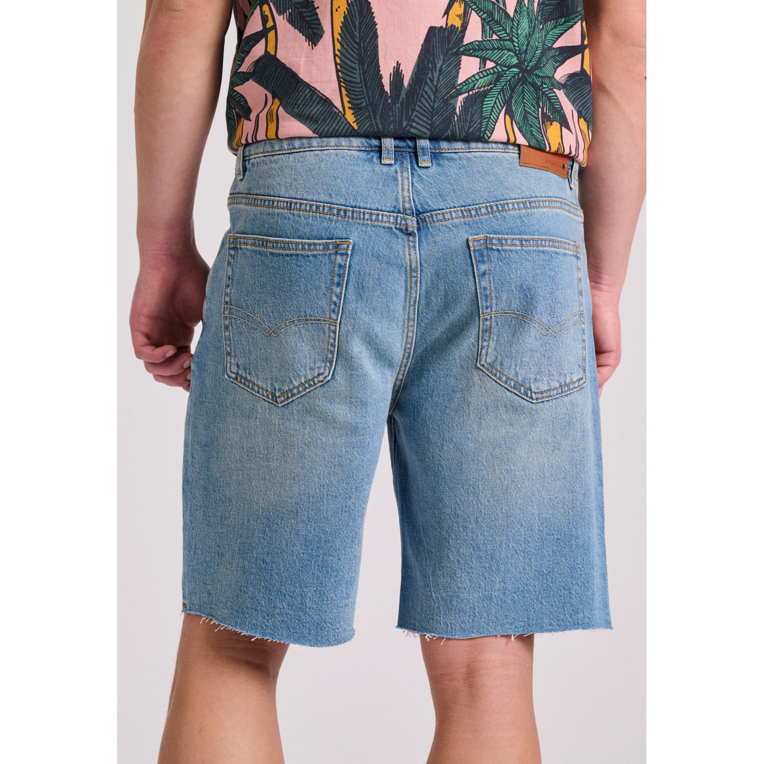 Comfort fit τζιν βερμούδα με raw edges