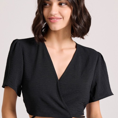 Cropped top με cut out λεπτομέρειες
