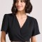 Cropped top με cut out λεπτομέρειες