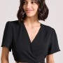 Cropped top με cut out λεπτομέρειες