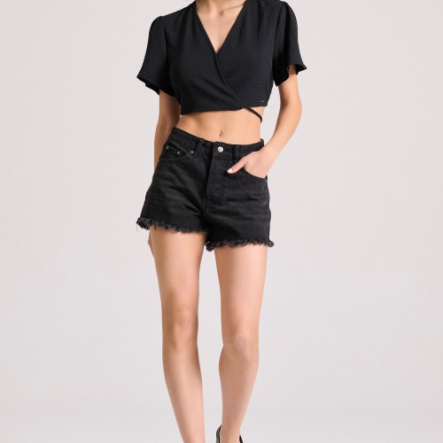 Cropped top με cut out λεπτομέρειες