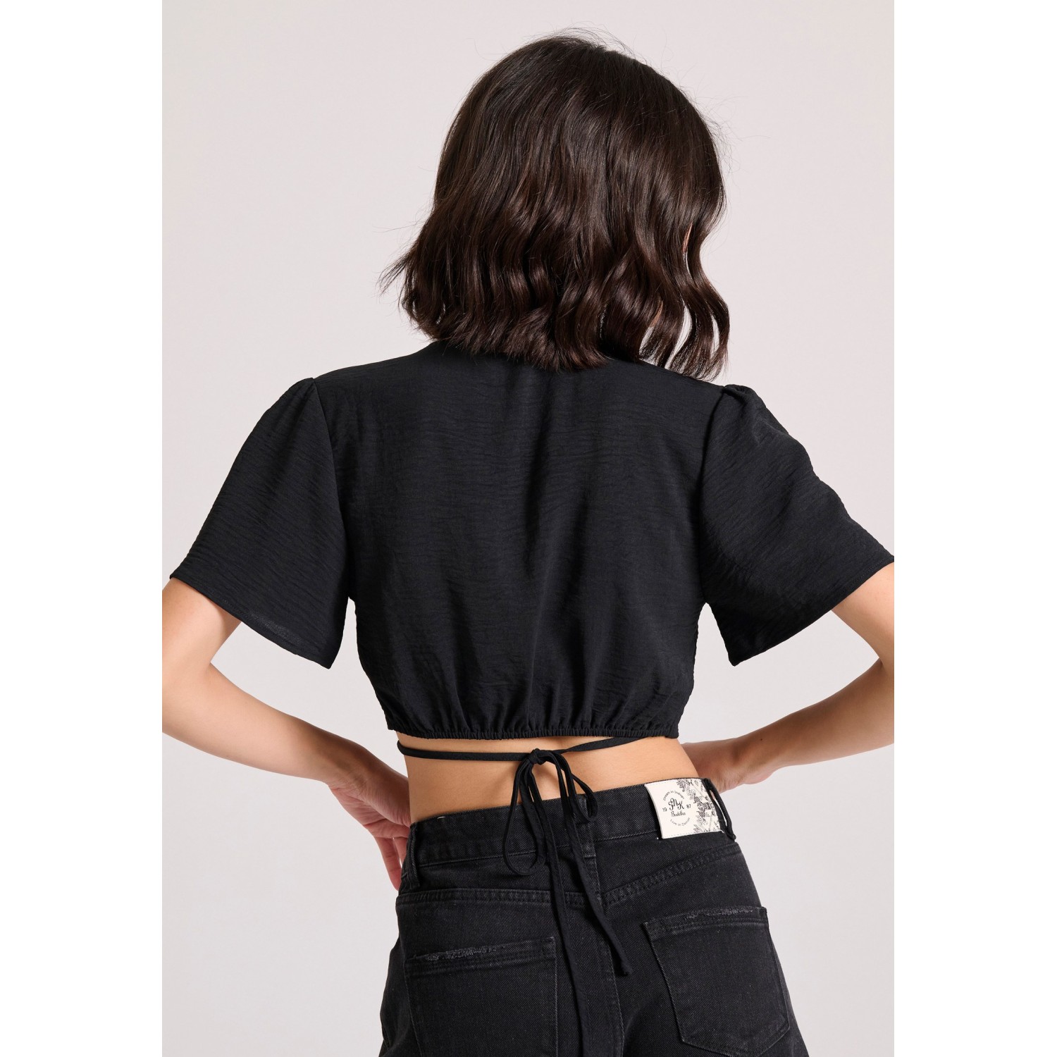 Cropped top με cut out λεπτομέρειες