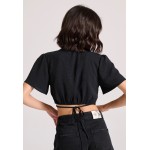 Cropped top με cut out λεπτομέρειες