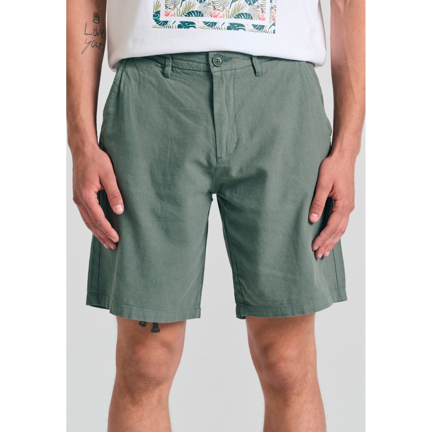 Linen blend garment dyed chino βερμούδα. Linen blend garment dyed chino βερμούδα.