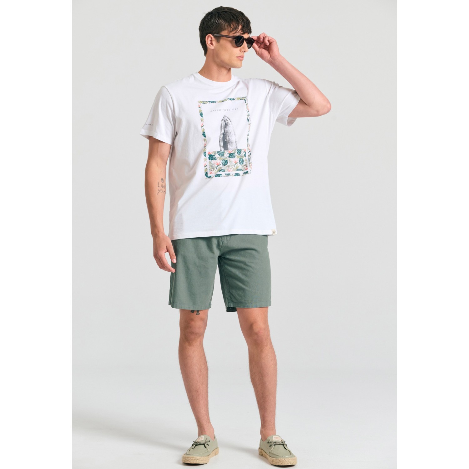 Linen blend garment dyed chino βερμούδα. Linen blend garment dyed chino βερμούδα.