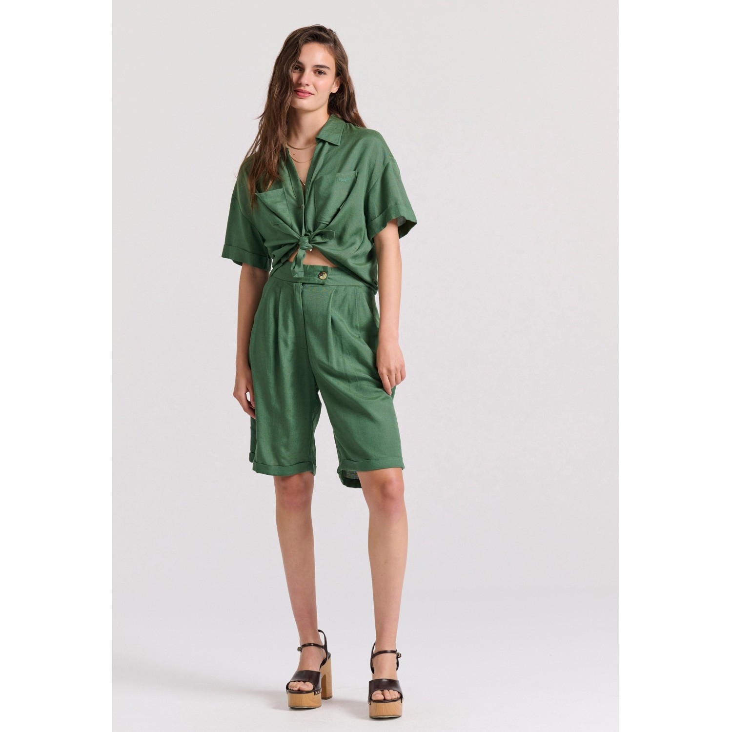 Linen blend ψηλόμεσο σορτς με διπλή πιέτα