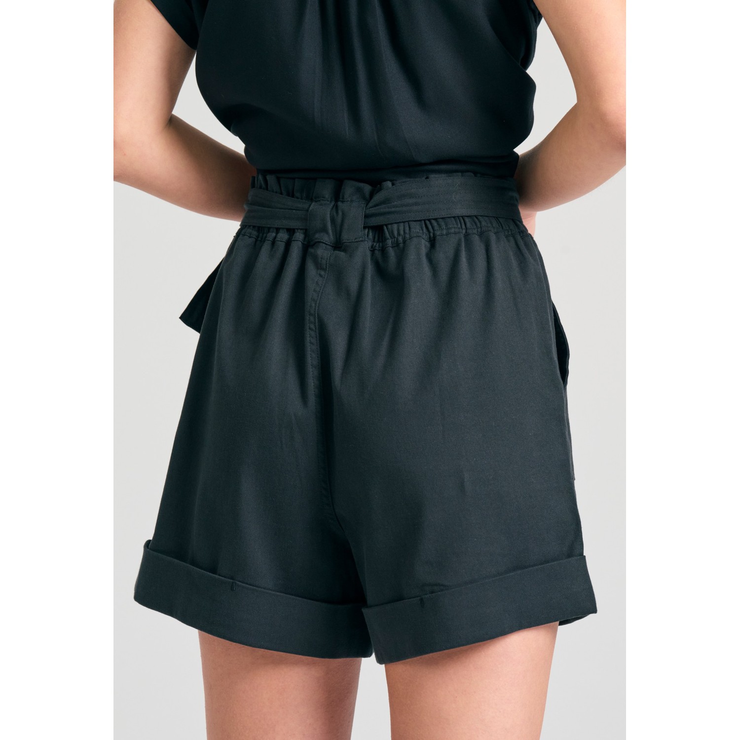 Loose fit lyocell blend σορτς με ζώνη και βολάν
