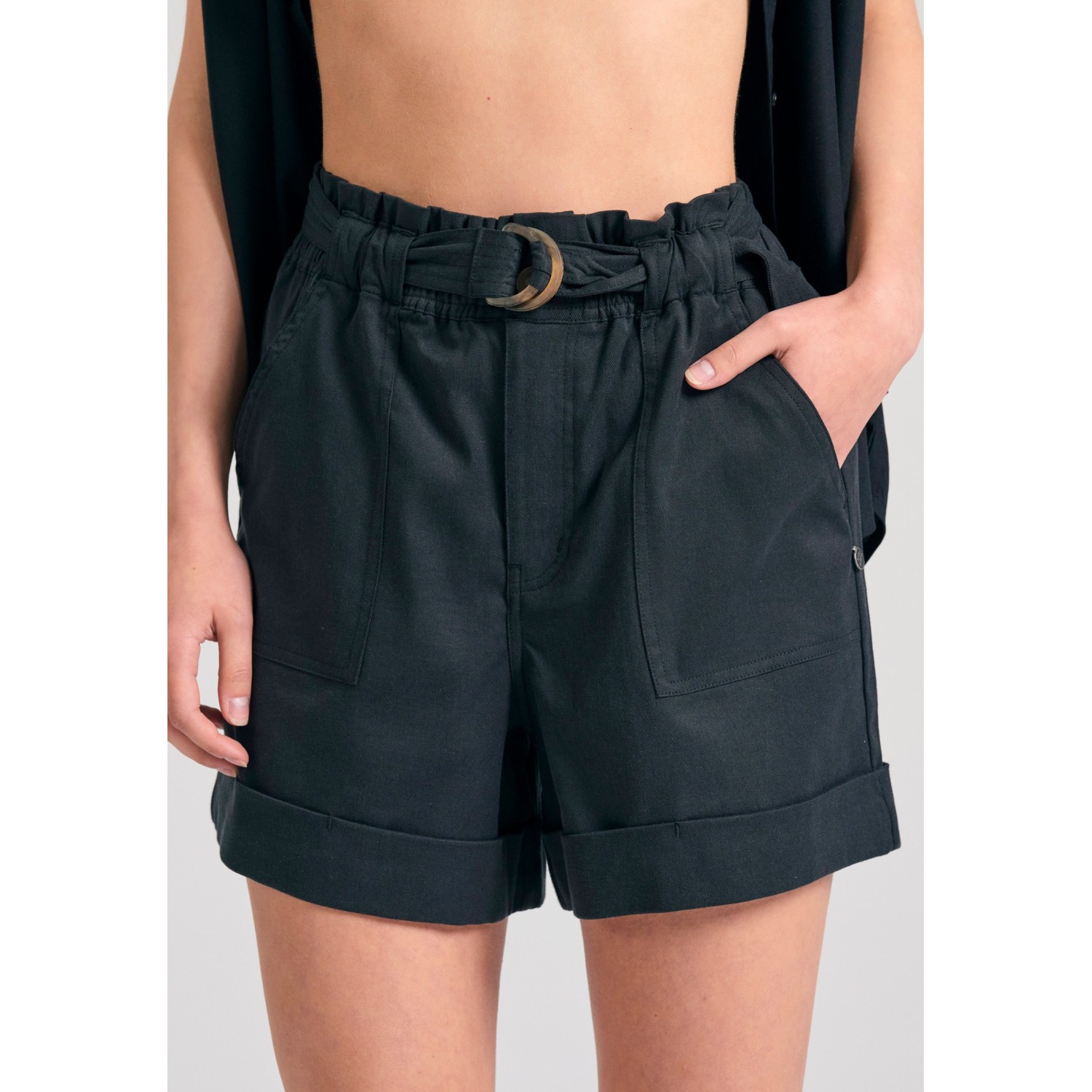 Loose fit lyocell blend σορτς με ζώνη και βολάν