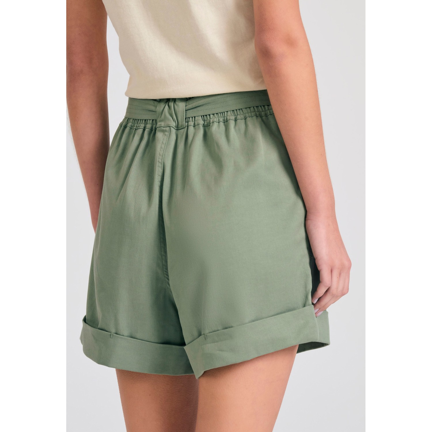 Loose fit lyocell blend σορτς με ζώνη και βολάν