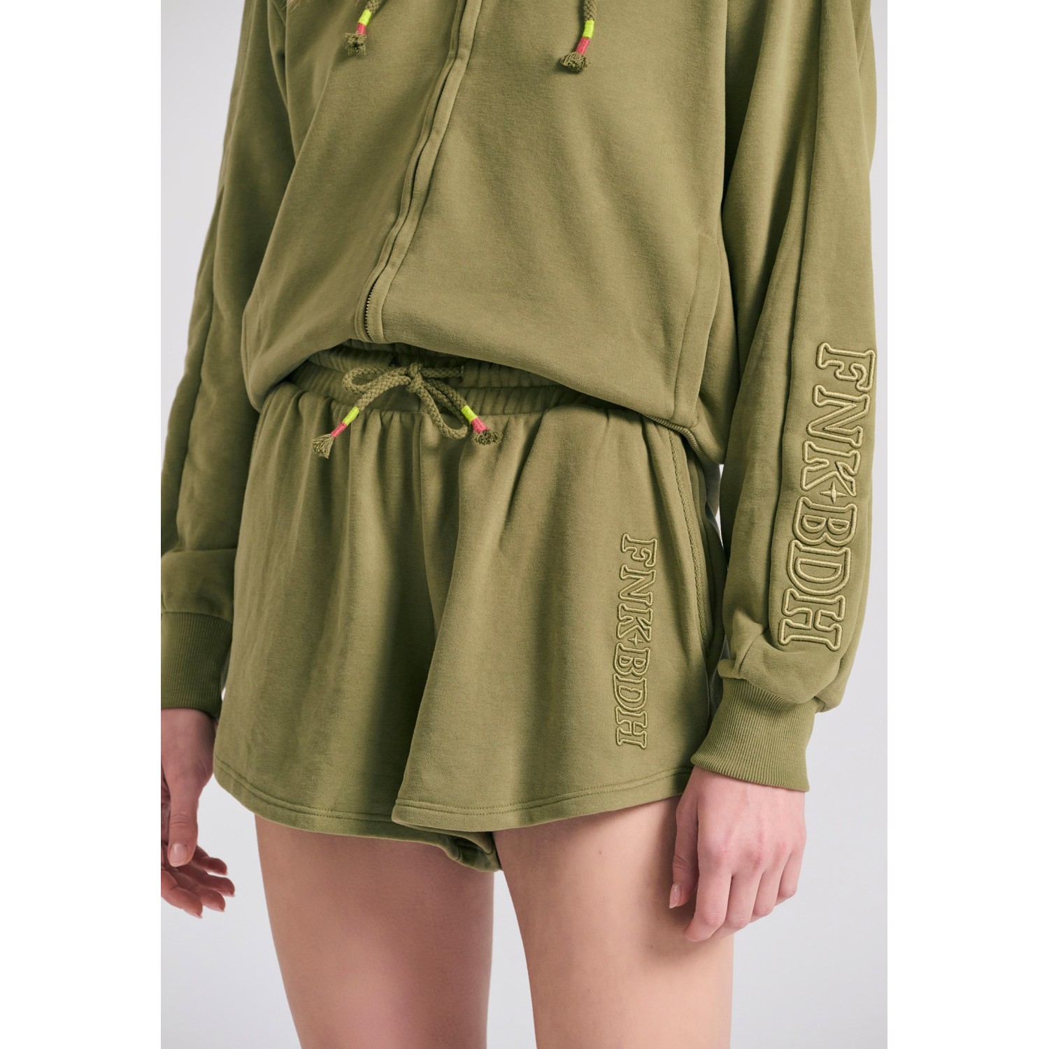 Loose fit αθλητικό σορτς με branded κέντημα Loose fit αθλητικό σορτς με branded κέντημα