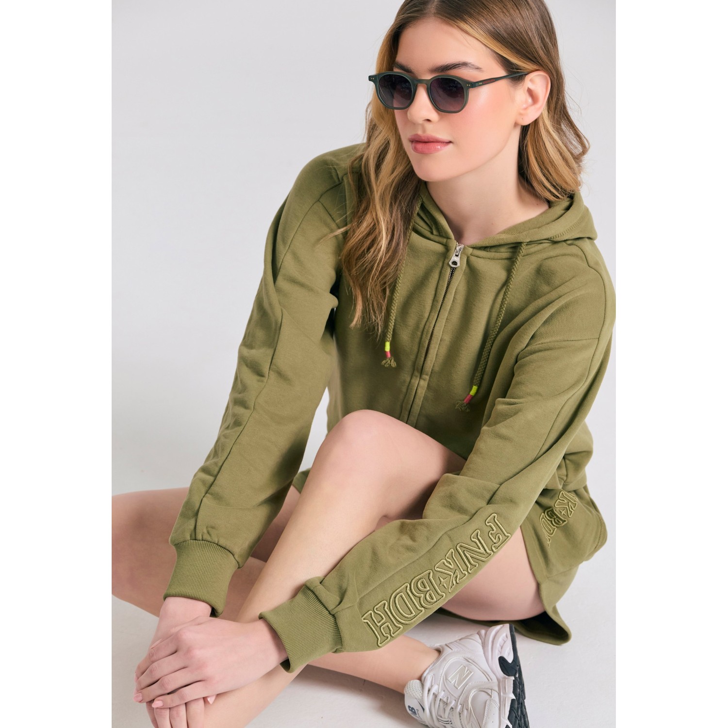 Loose fit αθλητικό σορτς με branded κέντημα Loose fit αθλητικό σορτς με branded κέντημα