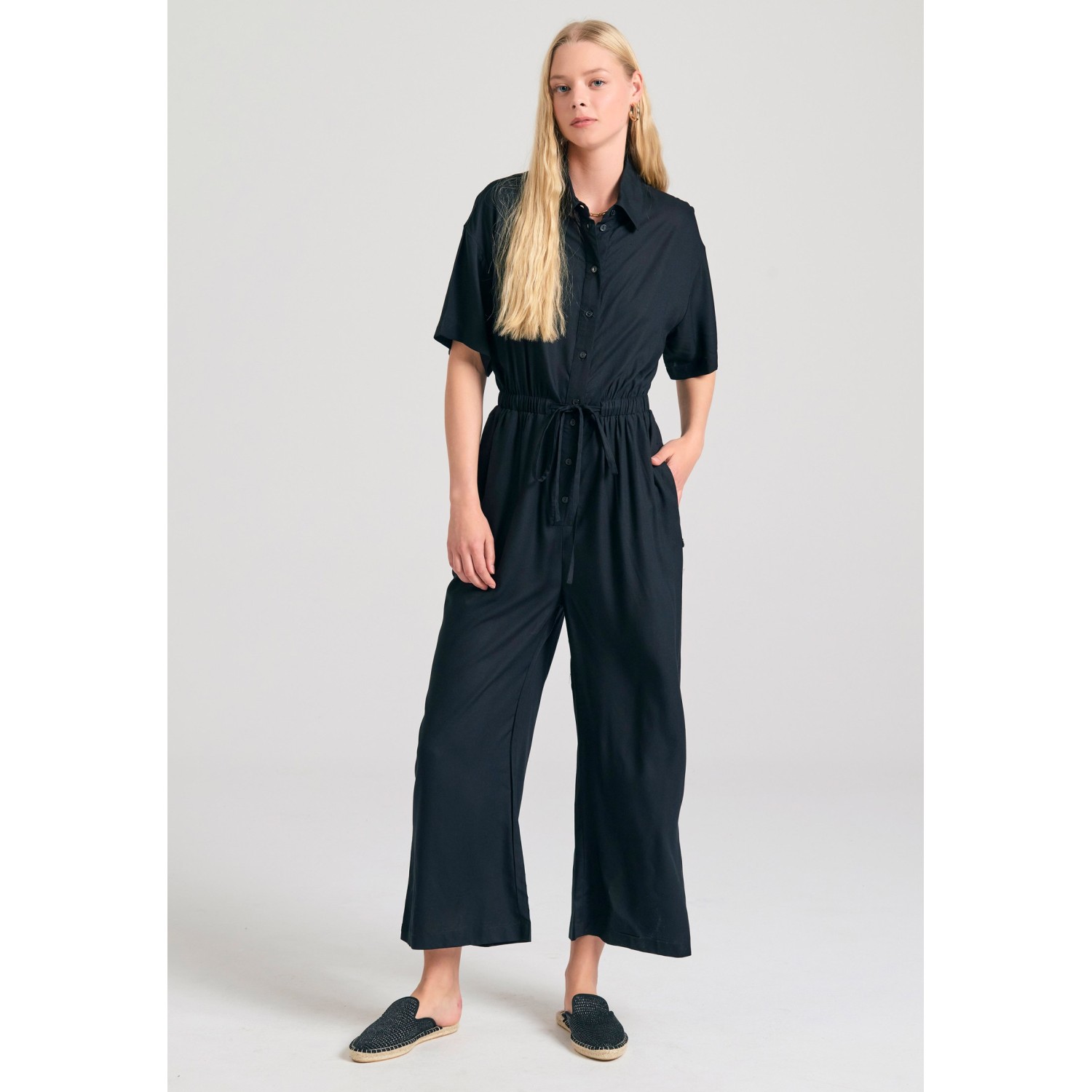 Loose fit ολόσωμη φόρμα με δέσιμο με κόμπο