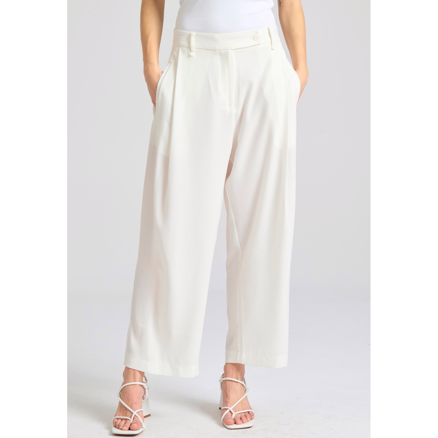 Loose fit παντελόνι με πιέτες στη μέση Loose fit παντελόνι με πιέτες στη μέση