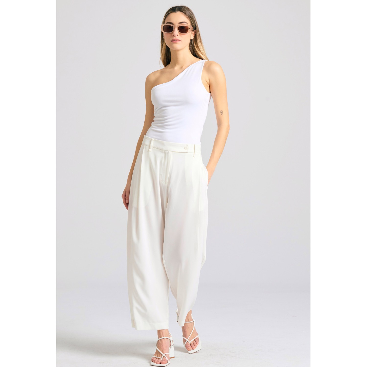 Loose fit παντελόνι με πιέτες στη μέση Loose fit παντελόνι με πιέτες στη μέση