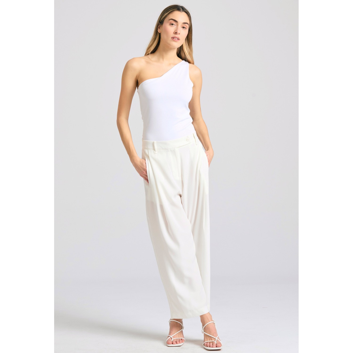 Loose fit παντελόνι με πιέτες στη μέση Loose fit παντελόνι με πιέτες στη μέση