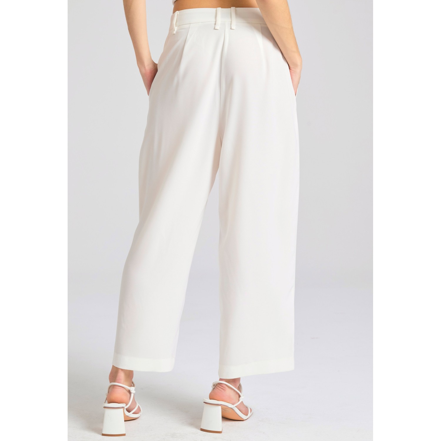 Loose fit παντελόνι με πιέτες στη μέση Loose fit παντελόνι με πιέτες στη μέση