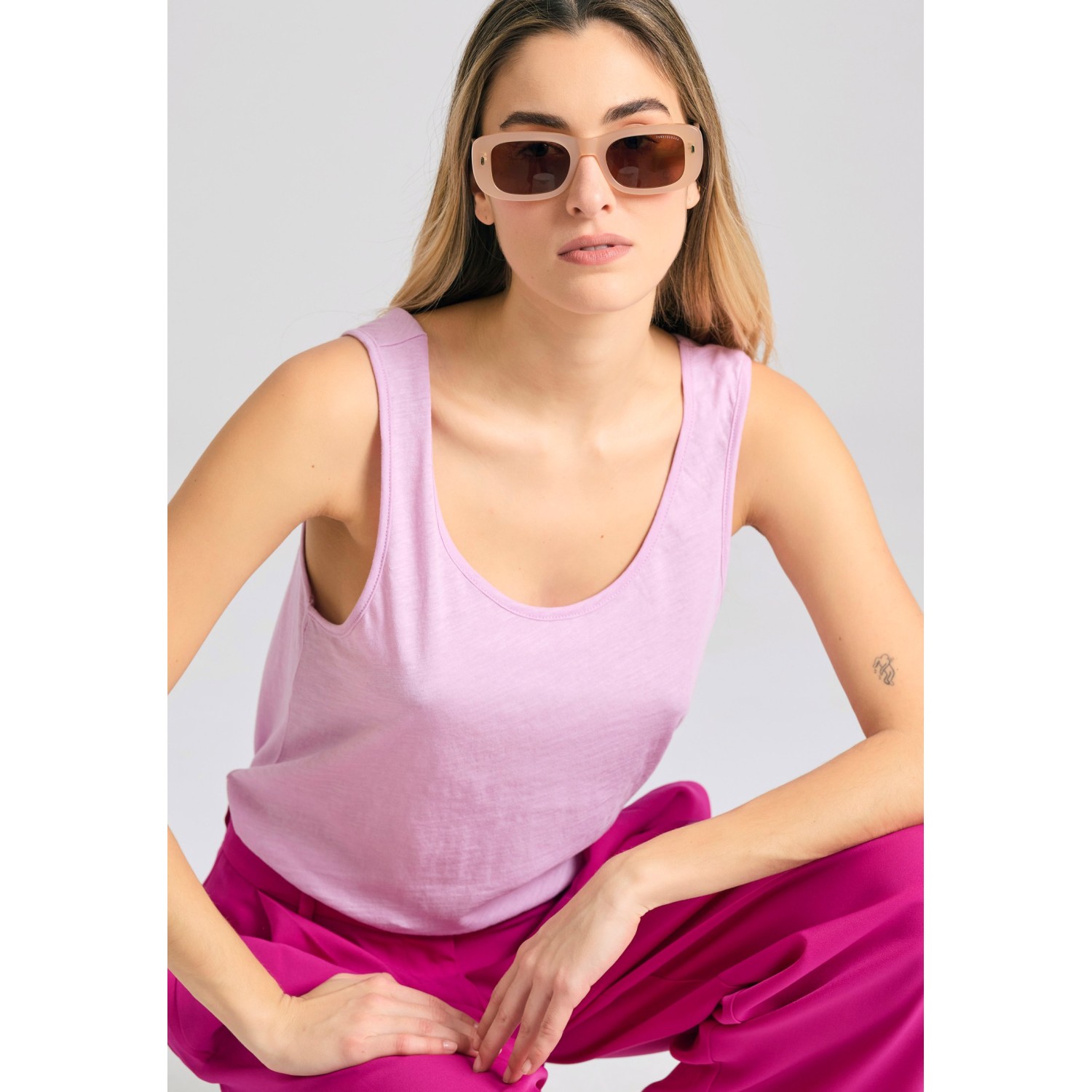 Loose fit παντελόνι με πιέτες στη μέση