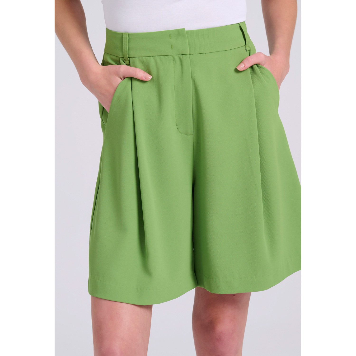 Loose fit σορτς με μονή πιέτα στη μέση Loose fit σορτς με μονή πιέτα στη μέση