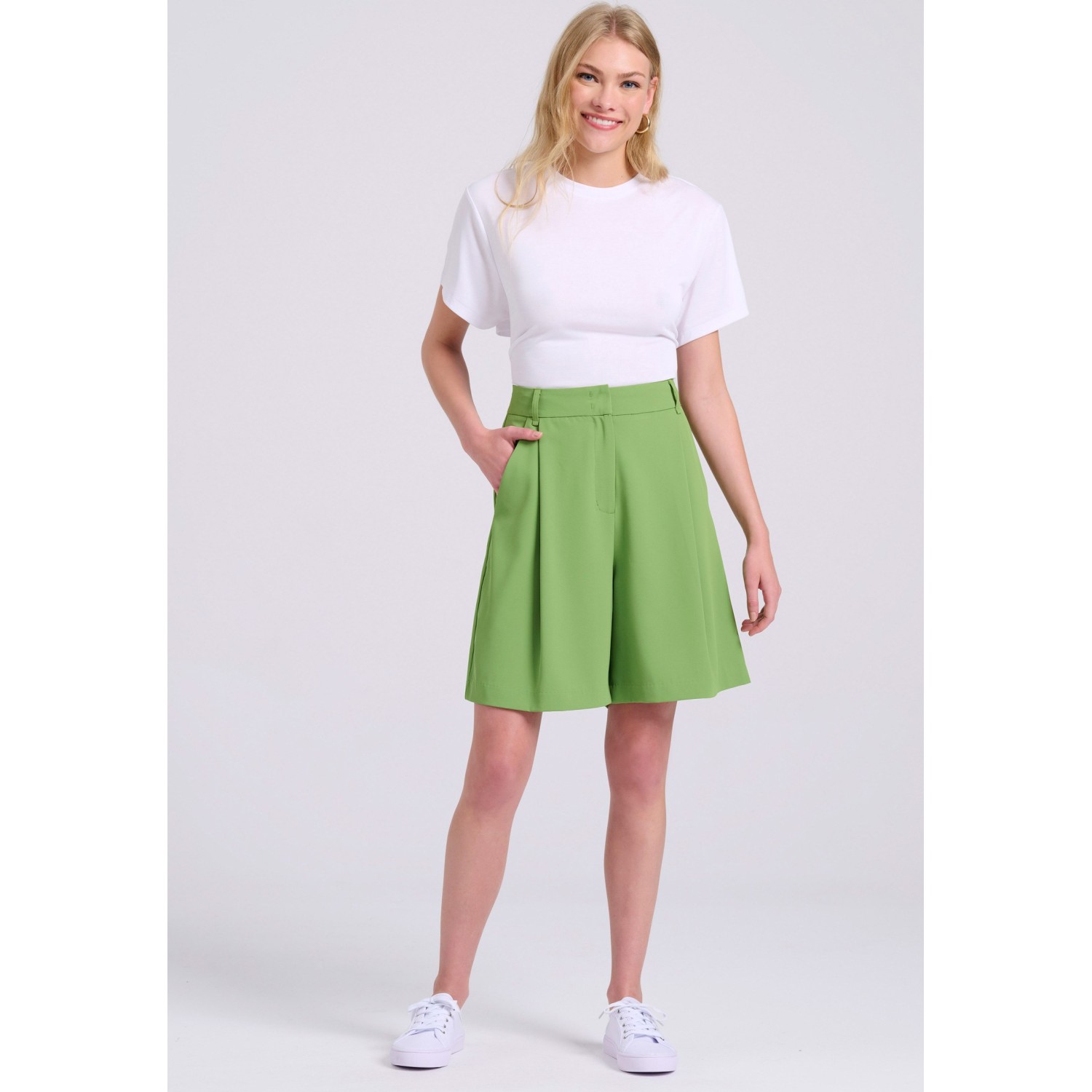 Loose fit σορτς με μονή πιέτα στη μέση Loose fit σορτς με μονή πιέτα στη μέση