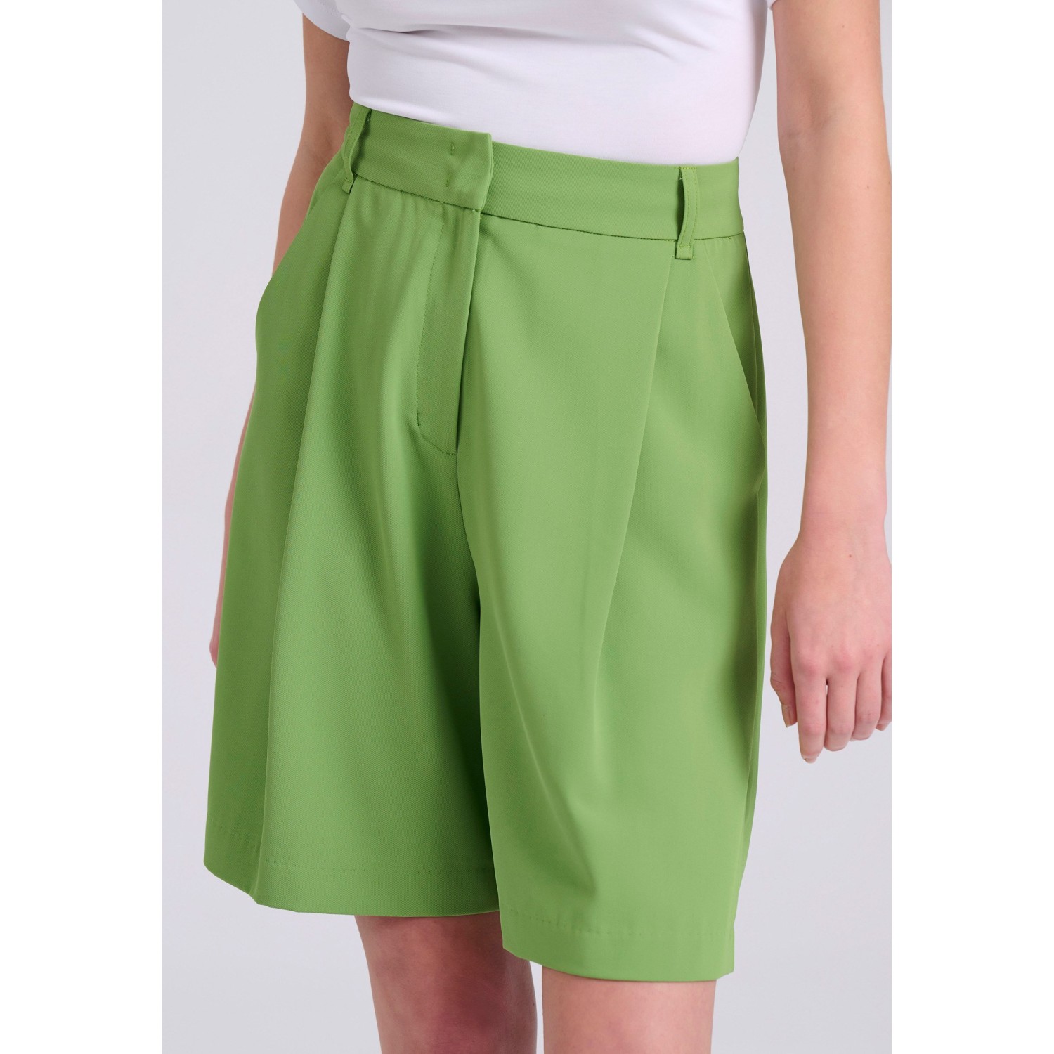 Loose fit σορτς με μονή πιέτα στη μέση Loose fit σορτς με μονή πιέτα στη μέση
