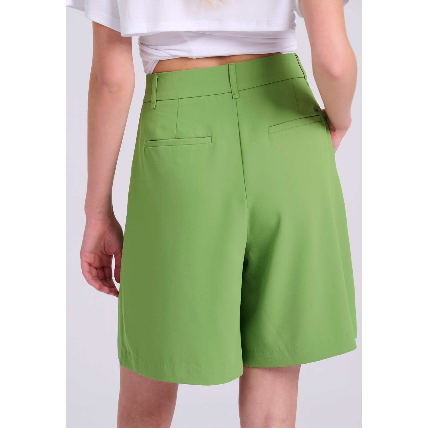 Loose fit σορτς με μονή πιέτα στη μέση Loose fit σορτς με μονή πιέτα στη μέση