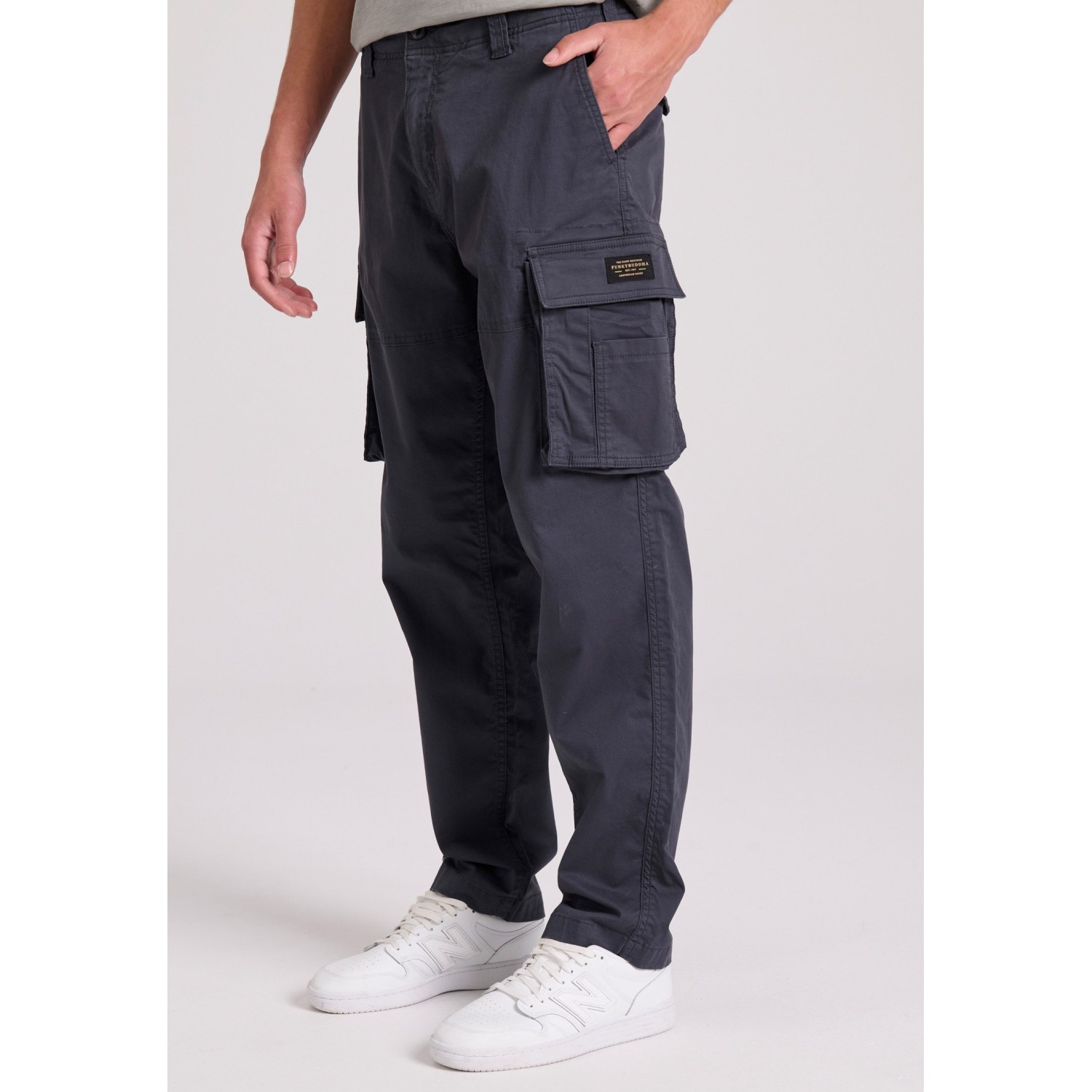 Loose tapered fit cargo παντελόνι σε ζακάρ ύφανση