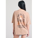 Oversized garment dyed t-shirt με τύπωμα στην πλάτ