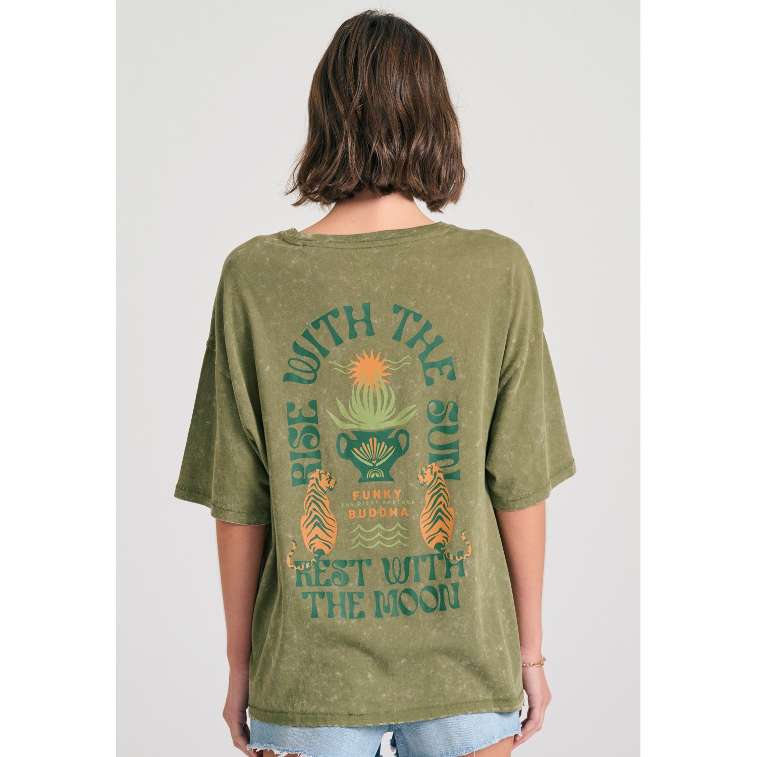 Oversized garment dyed t-shirt με τύπωμα στην πλάτ