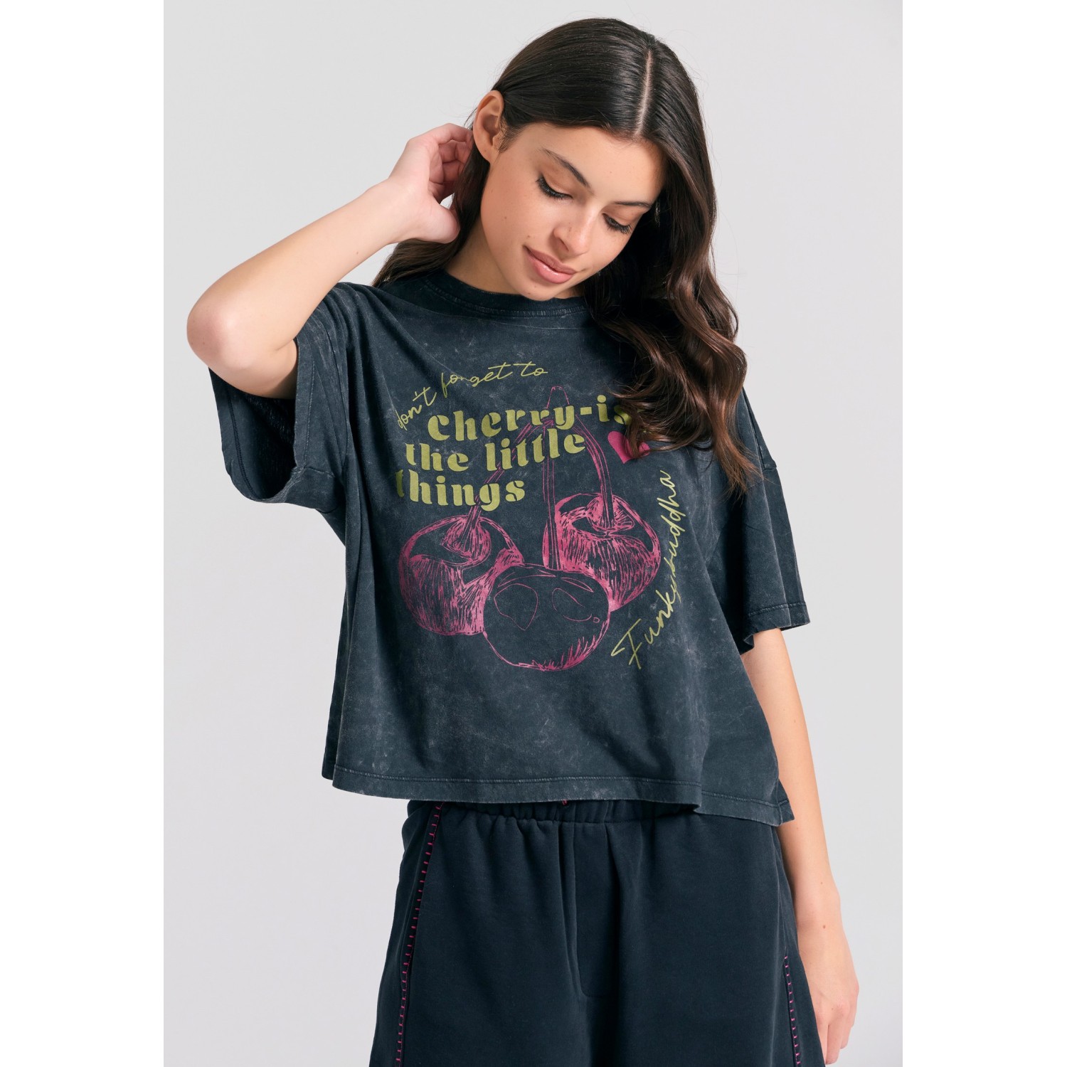 Oversized grament dyed t-shirt με photographic τύπ Oversized grament dyed t-shirt με photographic τύπ