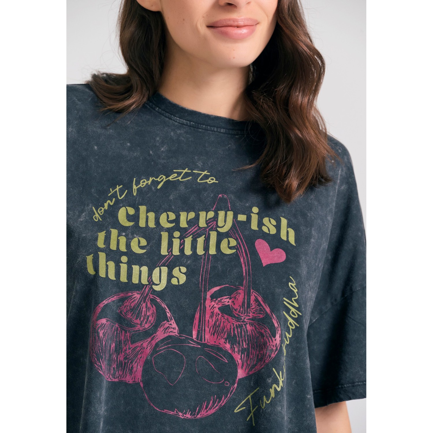 Oversized grament dyed t-shirt με photographic τύπ Oversized grament dyed t-shirt με photographic τύπ