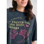 Oversized grament dyed t-shirt με photographic τύπ Oversized grament dyed t-shirt με photographic τύπ