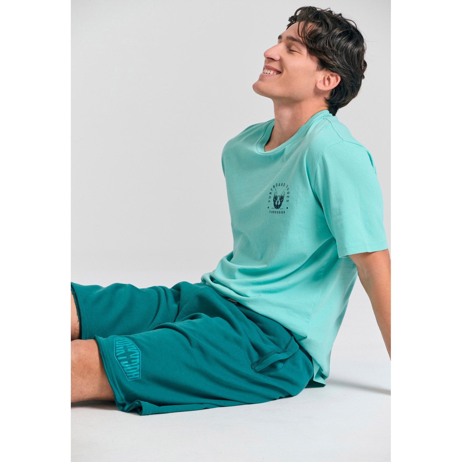 Oversized αθλητική βερμούδα με Funky Buddha τύπωμα