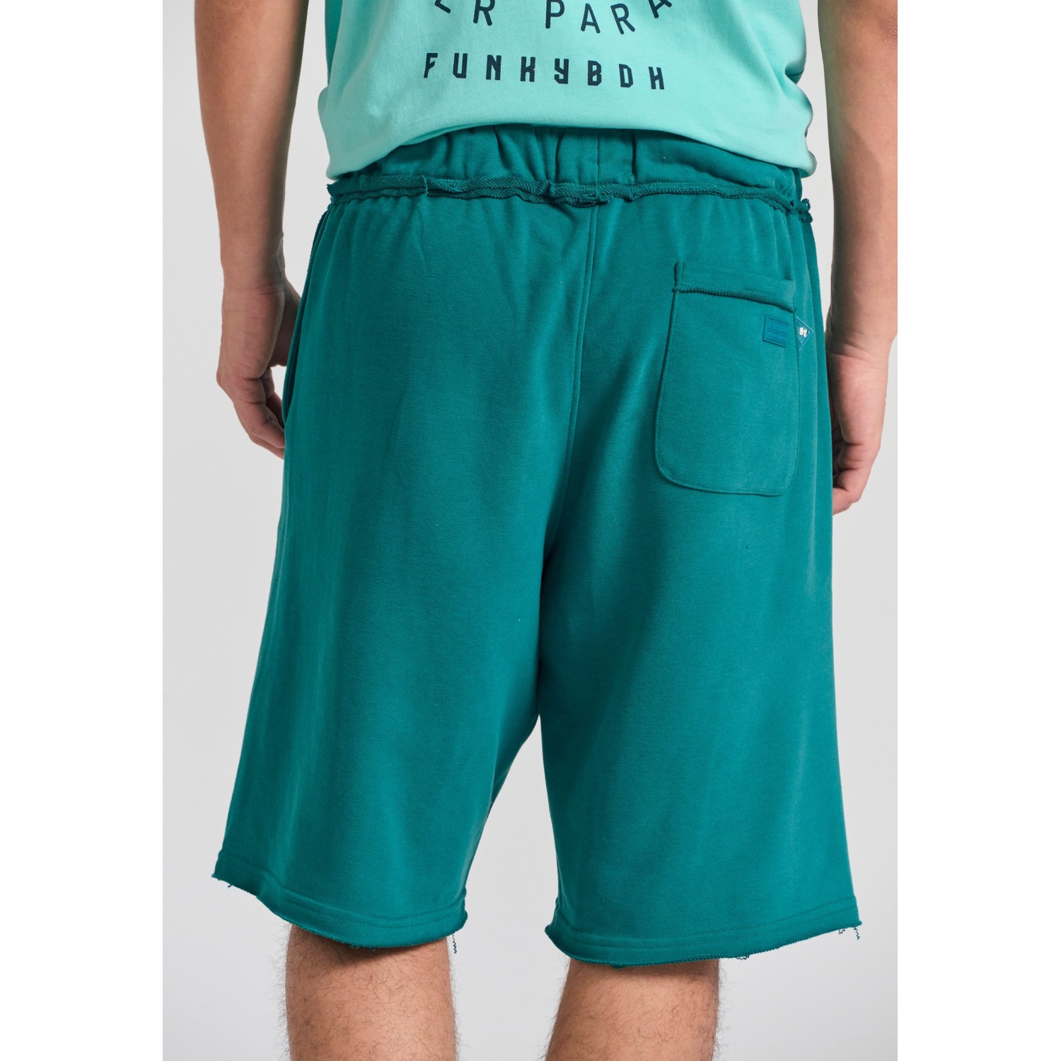 Oversized αθλητική βερμούδα με Funky Buddha τύπωμα