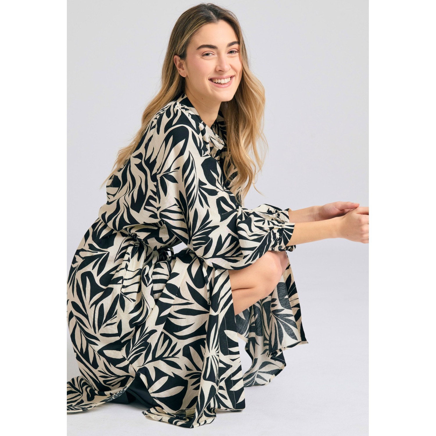 Oversized εμπριμέ μίντι φόρεμα από βισκόζη
