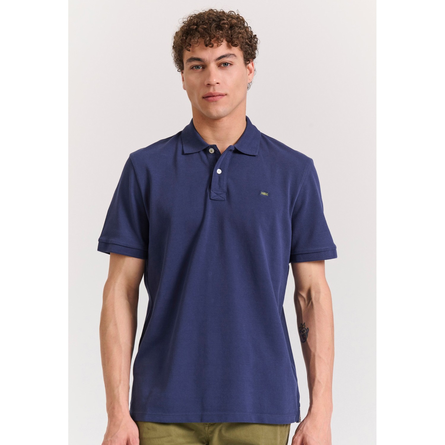 Polo μπλούζα με κεντημένο logo - The essentials
