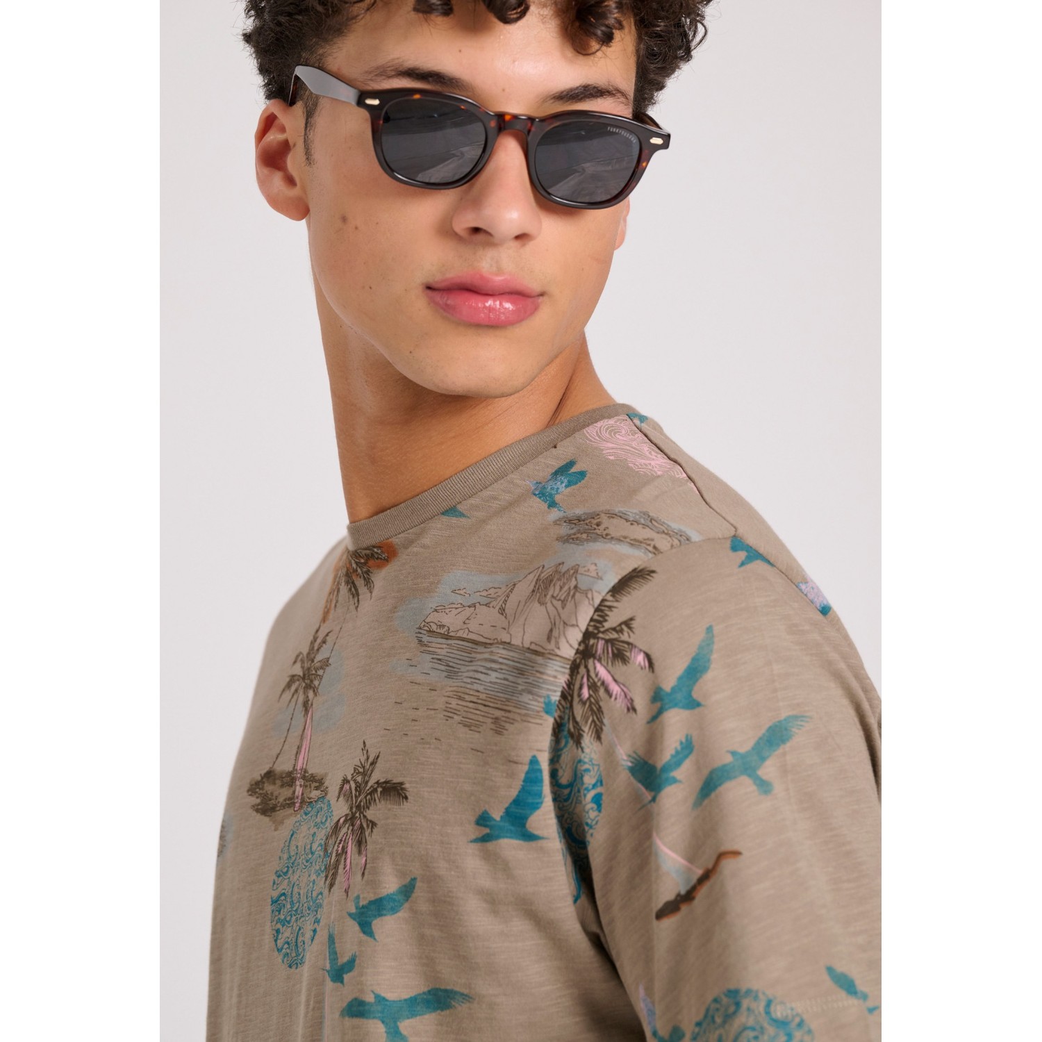 T-shirt με all over nature τύπωμα T-shirt με all over nature τύπωμα