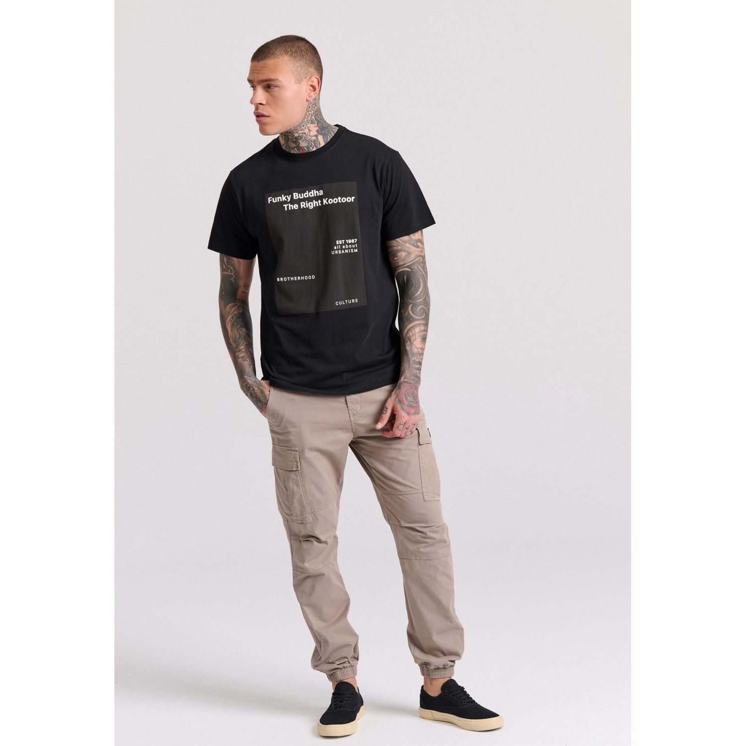 T-shirt με minimal branded τύπωμα T-shirt με minimal branded τύπωμα