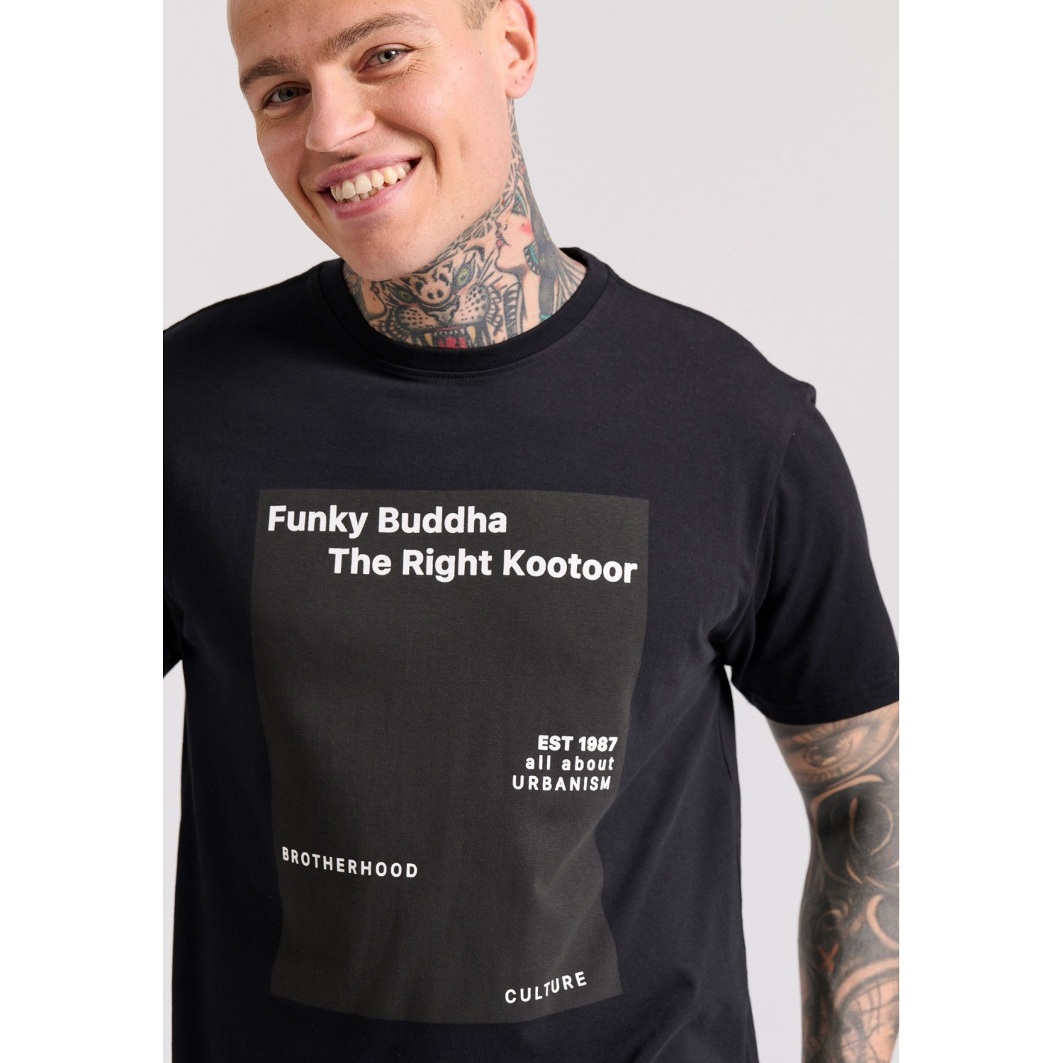 T-shirt με minimal branded τύπωμα T-shirt με minimal branded τύπωμα