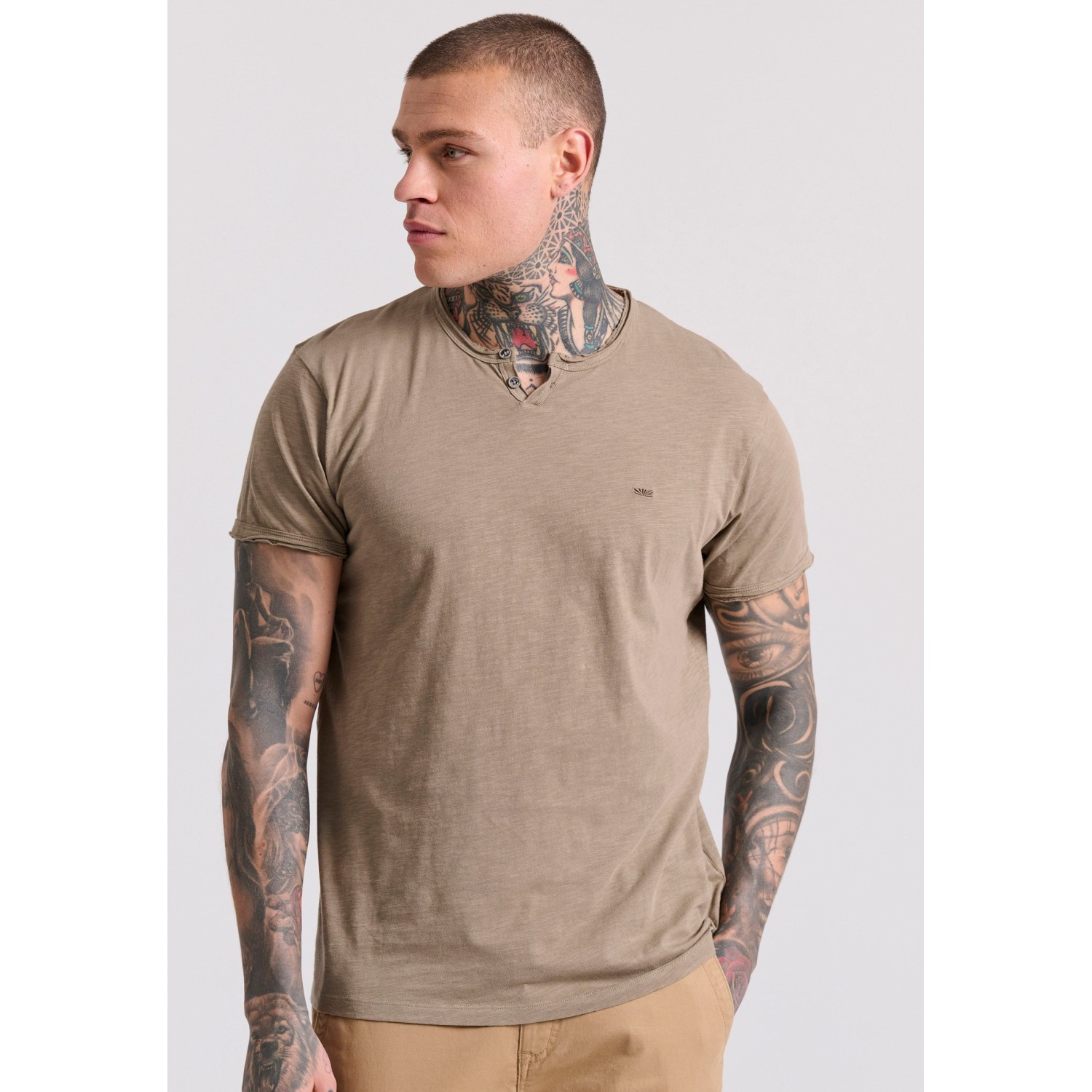 T-shirt με λαιμό henley και raw cuts - The essenti