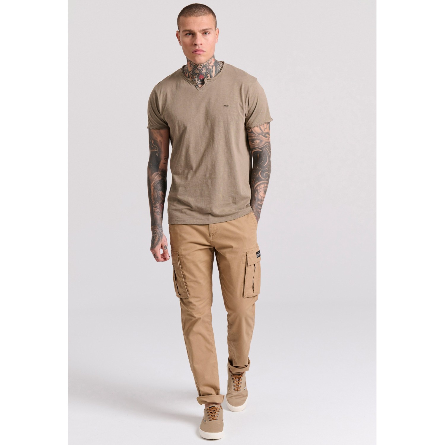 T-shirt με λαιμό henley και raw cuts - The essenti