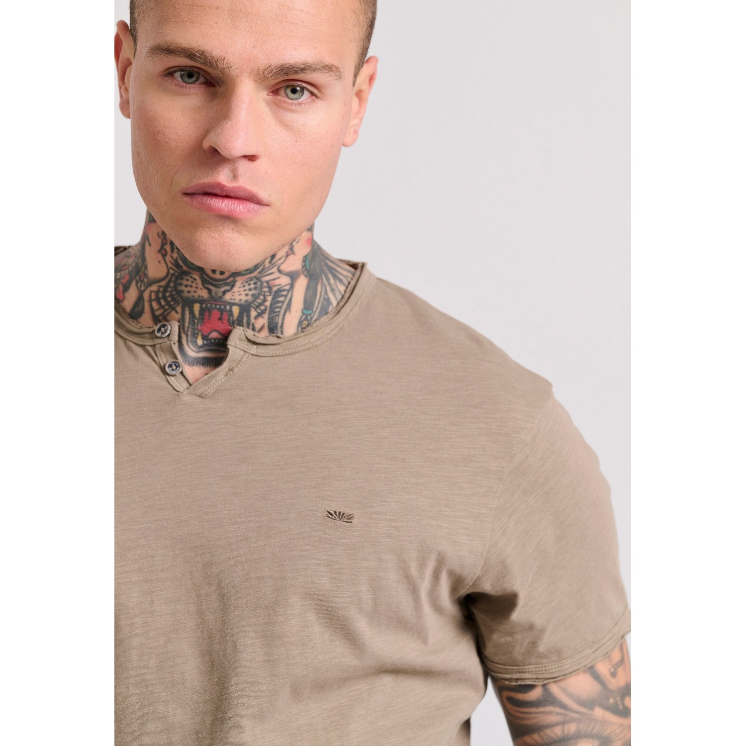 T-shirt με λαιμό henley και raw cuts - The essenti