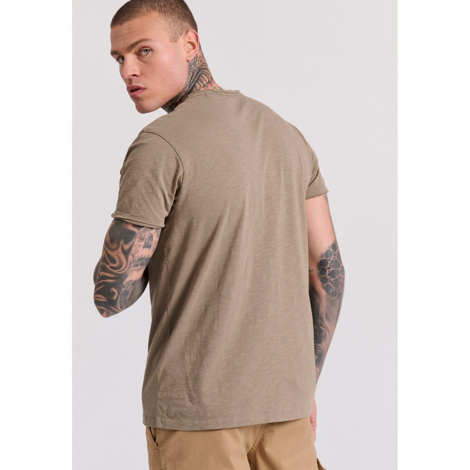 T-shirt με λαιμό henley και raw cuts - The essenti