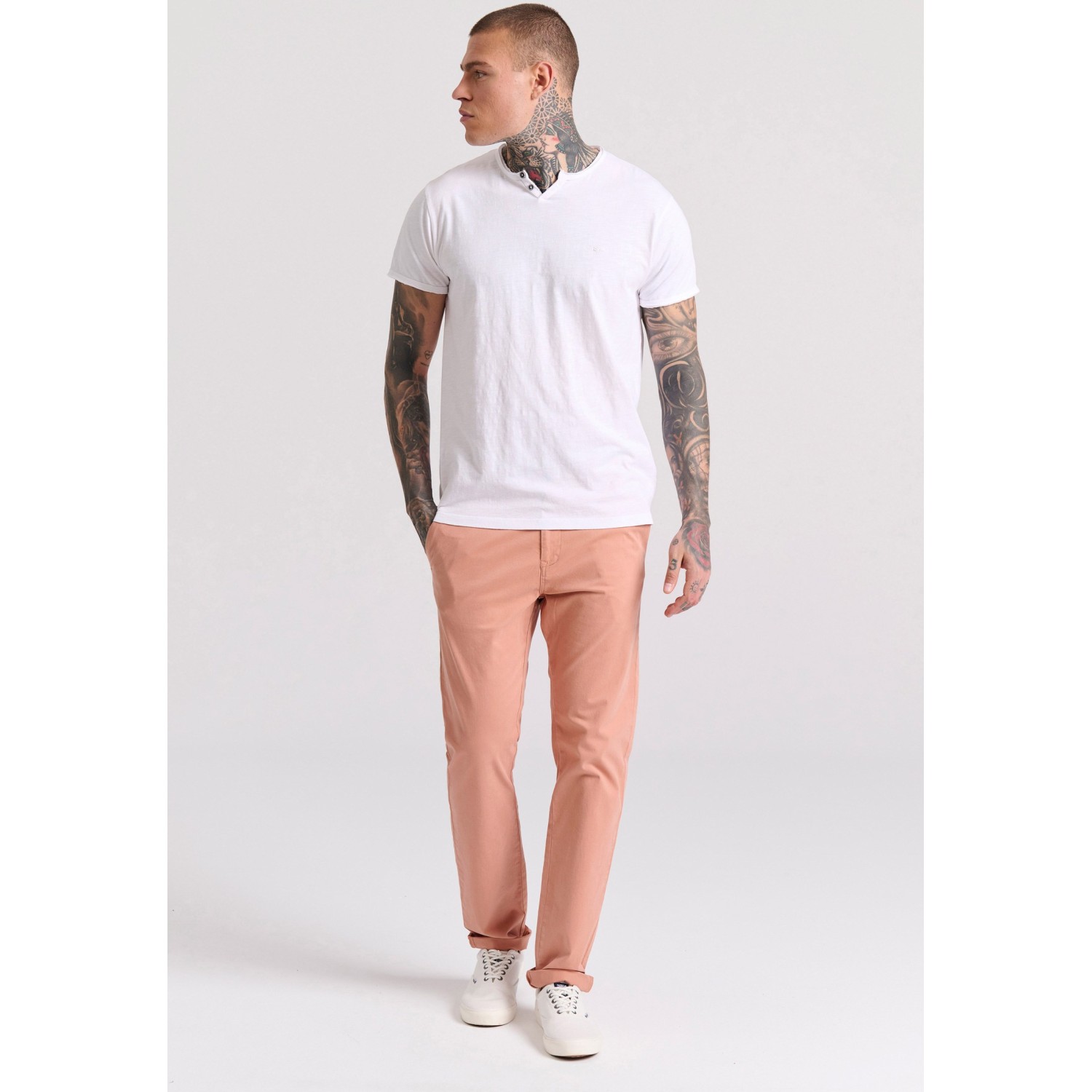 T-shirt με λαιμό henley και raw cuts - The essenti